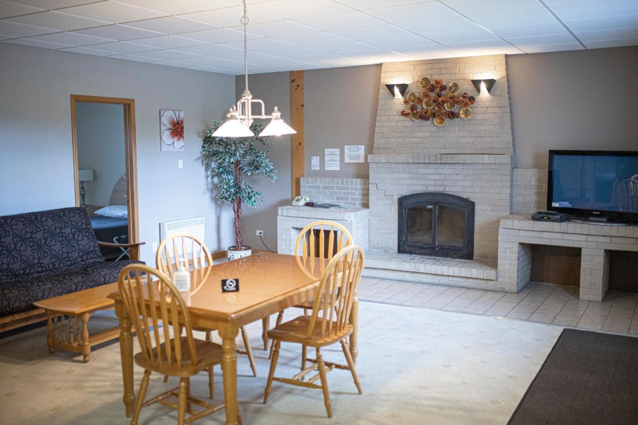 Motel Et Condo Chez Charley Sainte-Anne-de-Beaupré エクステリア 写真