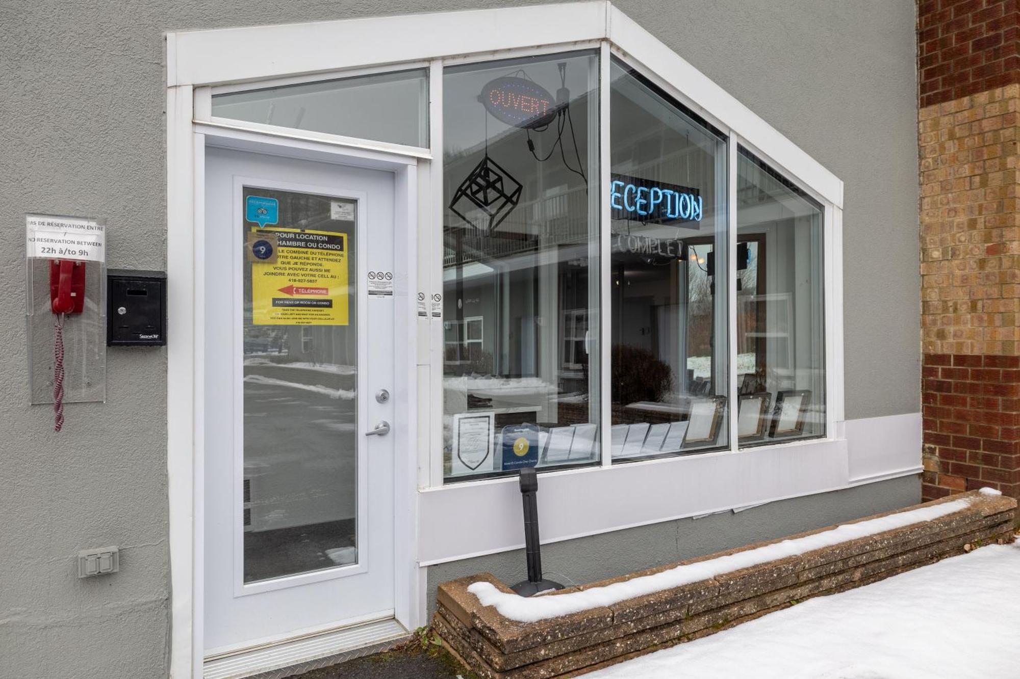 Motel Et Condo Chez Charley Sainte-Anne-de-Beaupré エクステリア 写真
