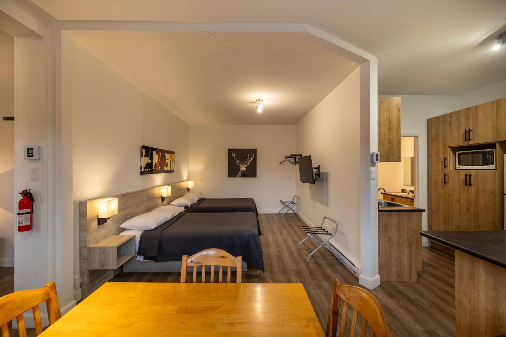 Motel Et Condo Chez Charley Sainte-Anne-de-Beaupré エクステリア 写真
