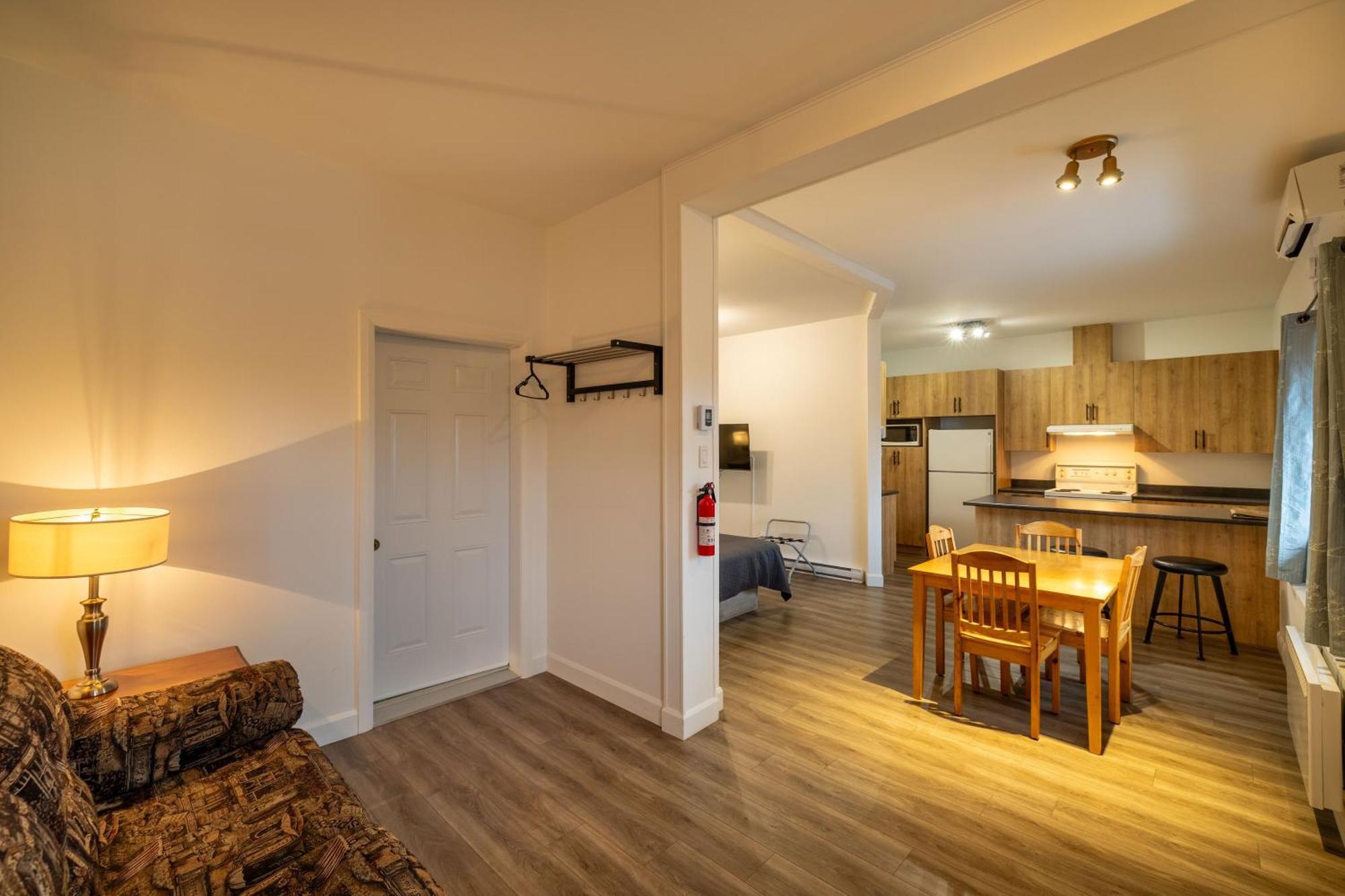 Motel Et Condo Chez Charley Sainte-Anne-de-Beaupré エクステリア 写真