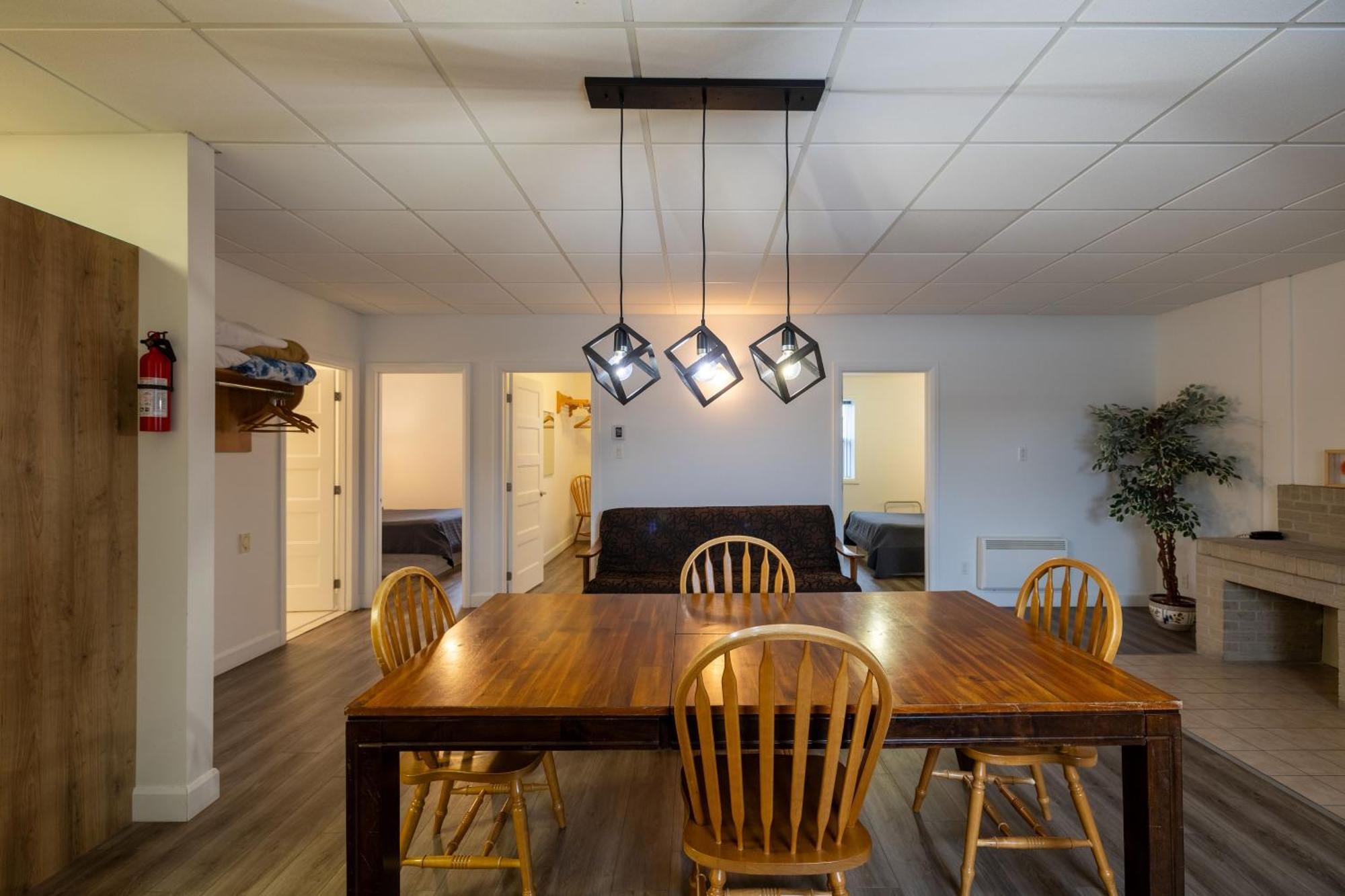 Motel Et Condo Chez Charley Sainte-Anne-de-Beaupré エクステリア 写真