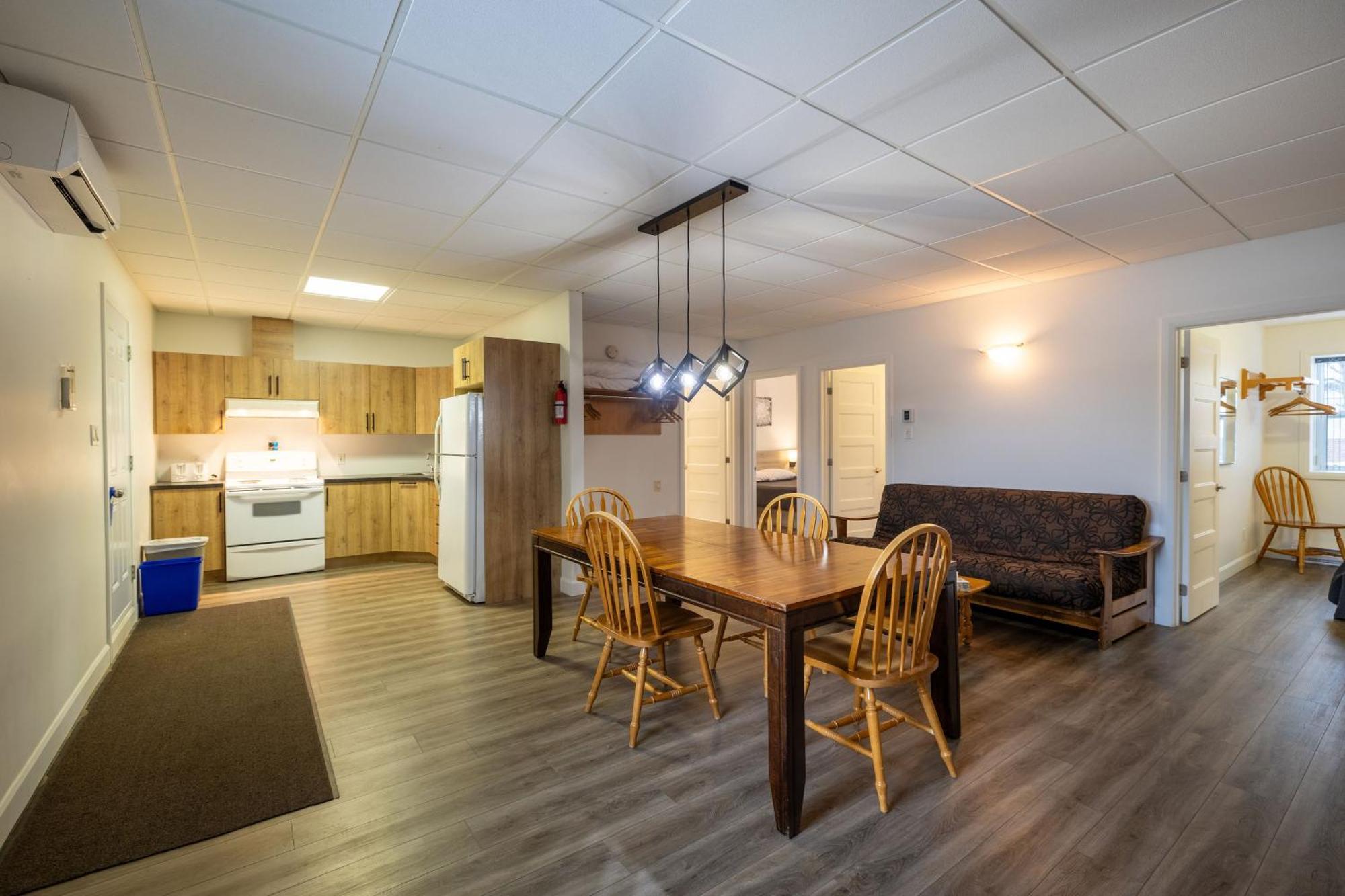 Motel Et Condo Chez Charley Sainte-Anne-de-Beaupré エクステリア 写真