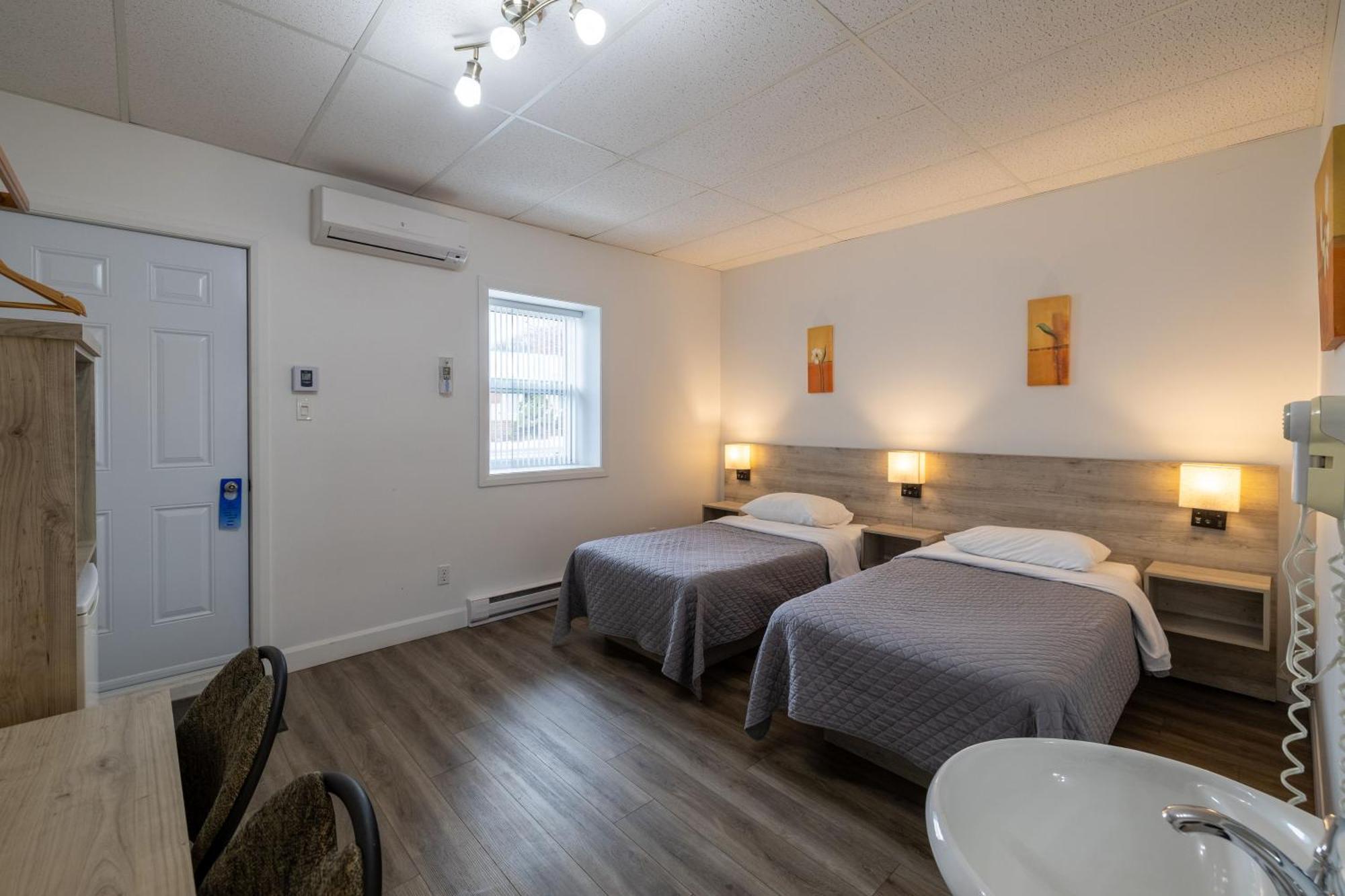 Motel Et Condo Chez Charley Sainte-Anne-de-Beaupré エクステリア 写真