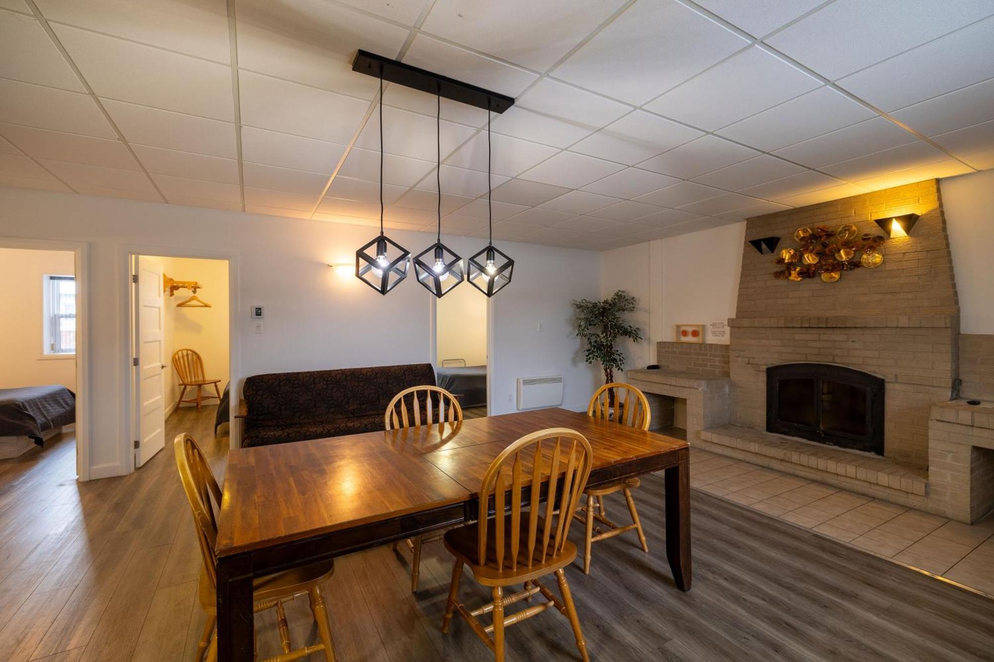 Motel Et Condo Chez Charley Sainte-Anne-de-Beaupré エクステリア 写真