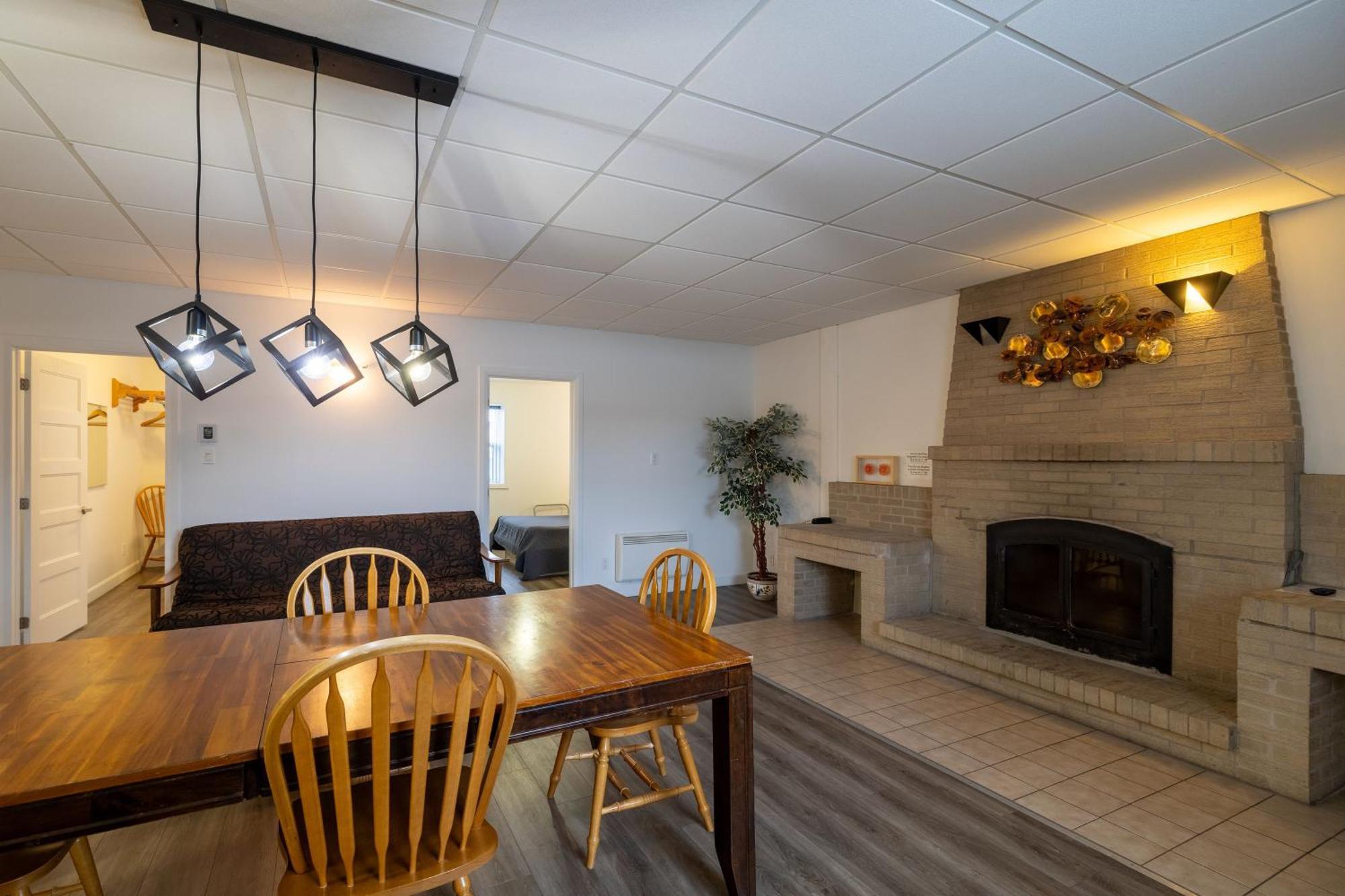 Motel Et Condo Chez Charley Sainte-Anne-de-Beaupré エクステリア 写真