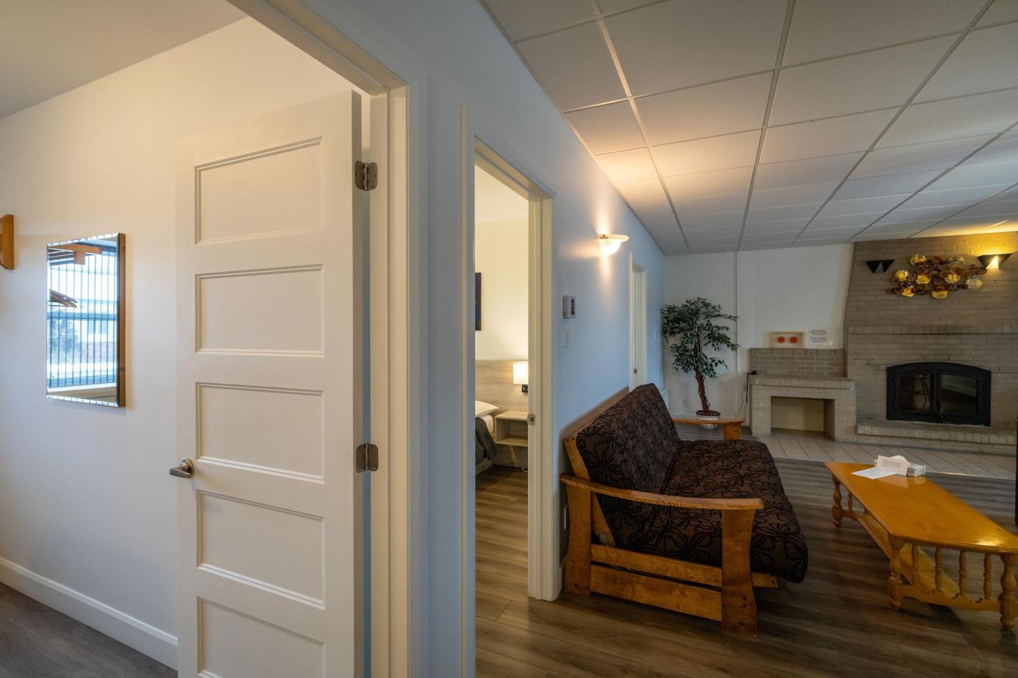 Motel Et Condo Chez Charley Sainte-Anne-de-Beaupré エクステリア 写真
