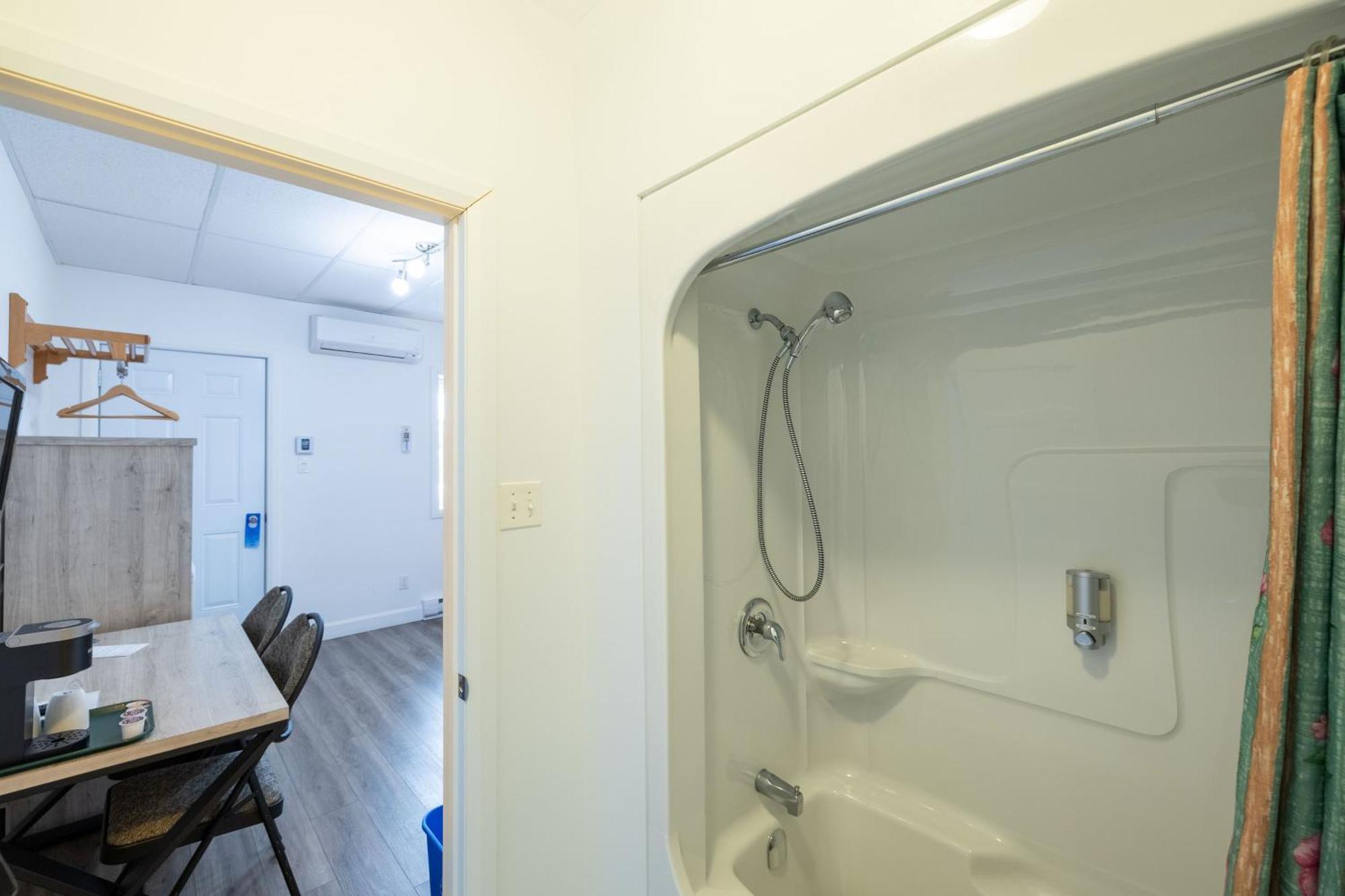 Motel Et Condo Chez Charley Sainte-Anne-de-Beaupré エクステリア 写真