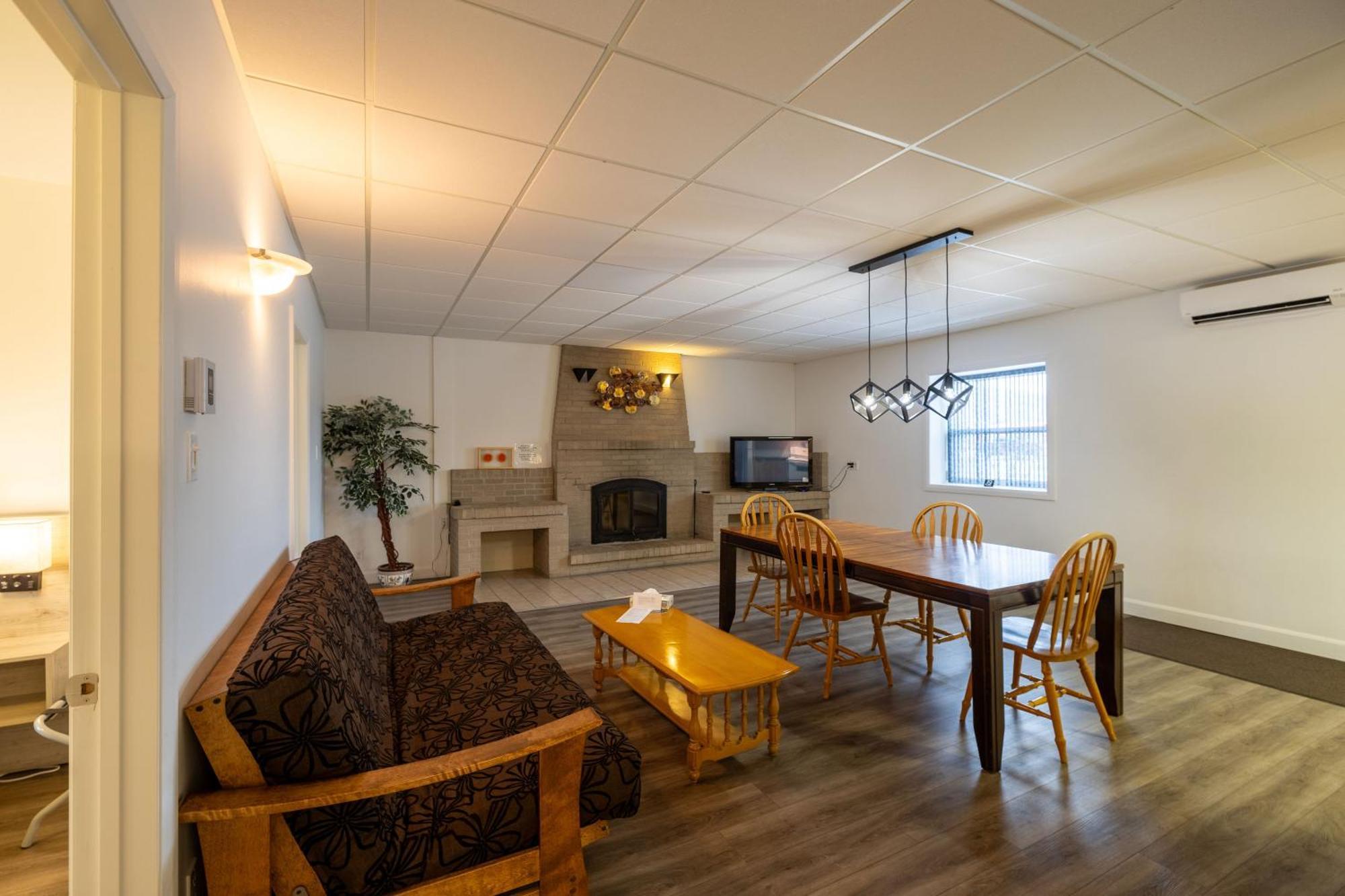 Motel Et Condo Chez Charley Sainte-Anne-de-Beaupré エクステリア 写真